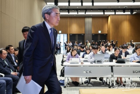 통화정책방향 간담회 향하는 신현송 한은 총재