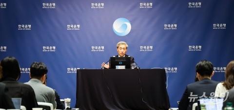 취임 후 첫 통화정책방향 기자간담회 하는 신현송 한은 총재