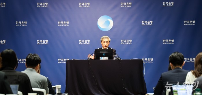 신현송 한국은행 총재가 28일 서울 중구 한국은행 본관에서 열린 통화정책방향 기자간담회에서 발언하고 있다. 사진=사진공동취재단