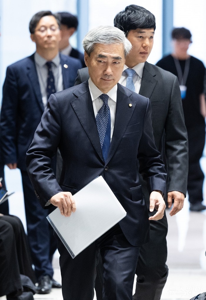 신현송 한국은행 총재가 28일 서울 중구 한국은행 본관에서 열린 통화정책방향 기자간담회장으로 들어오고 있다. 사진=사진공동취재단
