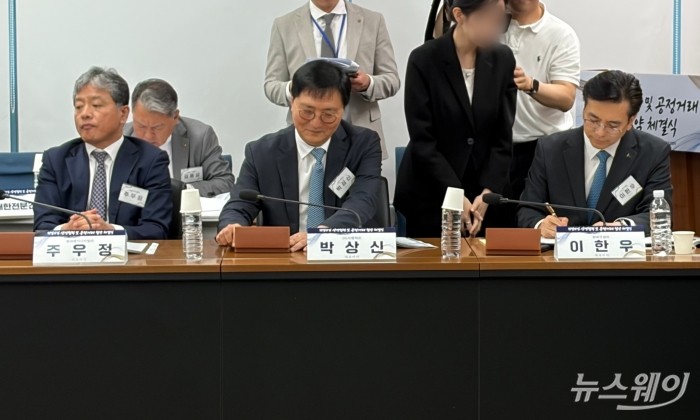 이한우 현대건설 대표이사, 박상신 DL이앤씨 대표이사, 주우정 현대엔지니어링 대표이사가 협악서에 서명하고 있다. 사진=박상훈 기자