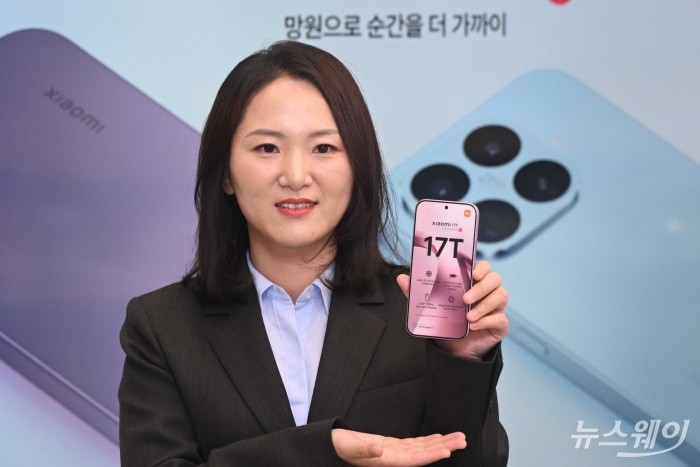 써머 펑 신임 샤오미코리아 지사장이 29일 오전 서울 여의도 샤오미 스토어 IFC몰에서 '샤오미 17T' 신제품 스마트폰을 소개하고 있다. 사진=강민석 기자