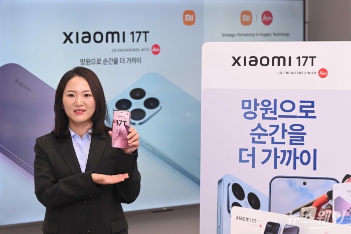 써머 펑 신임 샤오미코리아 지사장이 29일 오전 서울 여의도 샤오미 스토어 IFC몰에서 '샤오미 17T' 신제품 스마트폰을 소개하며 기념촬영을 하고 있다. 사진=강민석 기자