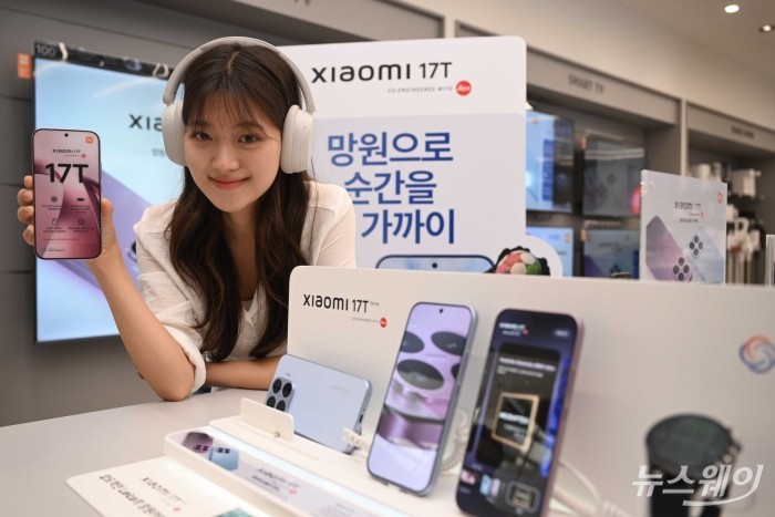 샤오미코리아가 29일 오전 서울 여의도 샤오미 스토어 IFC몰에서 '샤오미 17T' 신제품 스마트폰을 소개하고 있다. 사진=강민석 기자