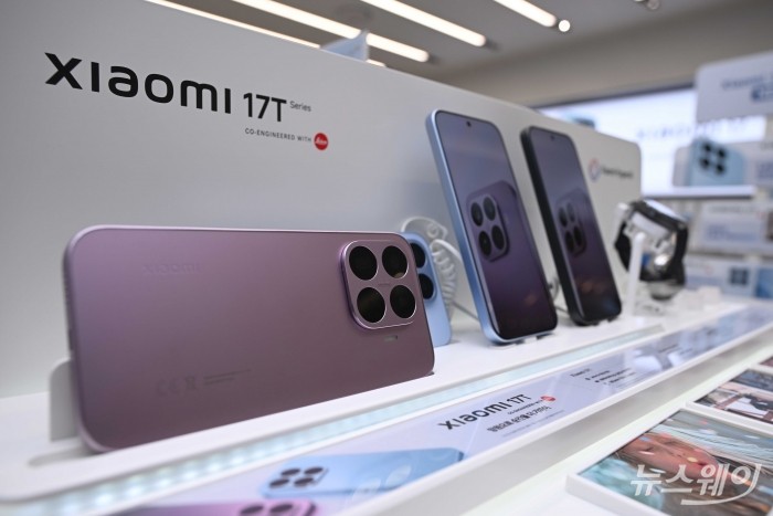 '샤오미 17T' 신제품 스마트폰을 비롯한 제품들이 29일 오전 서울 여의도 샤오미 스토어 IFC몰에 전시돼 있다. 사진=강민석 기자