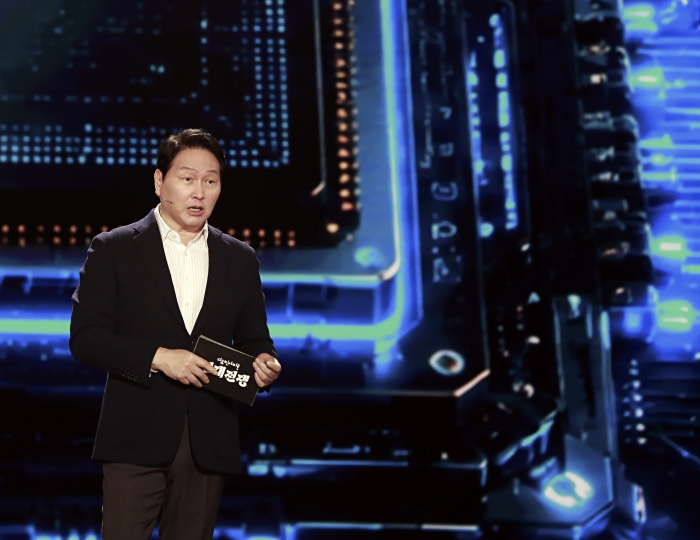 최태원 SK 회장이 28일 방영된 KBS 다큐 인사이트 <인재전쟁2 – 최태원의 대답> 에 출연해 AI 인재상에 대해 강연하고 있다. 사진=SK그룹 제공