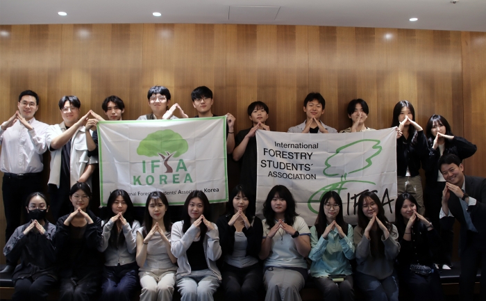 마스턴투자운용이 국제산림학생연합(IFSA) 한국지부 학생들을 초청해 진행한 특강에서 참석자들이 기념촬영을 하고 있다. 사진=마스턴투자운용 제공