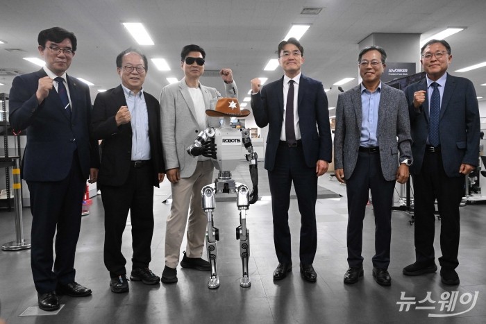 (오른쪽 세 번째)김성열 산업통상부 실장과 (왼쪽 세 번째)김병수 로보티즈 대표, (중앙)로보티즈의 완성형 이족 보행 휴머노이드 'AI 사피엔스'를 비롯한 참석자들이 29일 오후 서울 강서구 로보티즈 본사에서 열린 제2회 AI 로봇 M.AX 얼라이언스 컨퍼런스에서 기념촬영을 하고 있다. 사진=강민석 기자