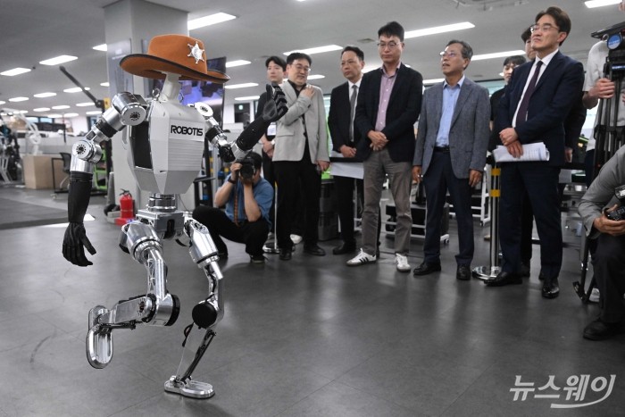 로보티즈의 완성형 이족 보행 휴머노이드 'AI 사피엔스'가 29일 오후 서울 강서구 로보티즈 본사에서 열린 제2회 AI 로봇 M.AX 얼라이언스 컨퍼런스에서 보행 시연을 하고 있다. 사진=강민석 기자