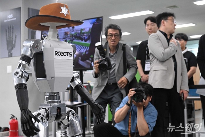 로보티즈의 완성형 이족 보행 휴머노이드 'AI 사피엔스'가 29일 오후 서울 강서구 로보티즈 본사에서 열린 제2회 AI 로봇 M.AX 얼라이언스 컨퍼런스에서 보행 시연을 하고 있다. 사진=강민석 기자