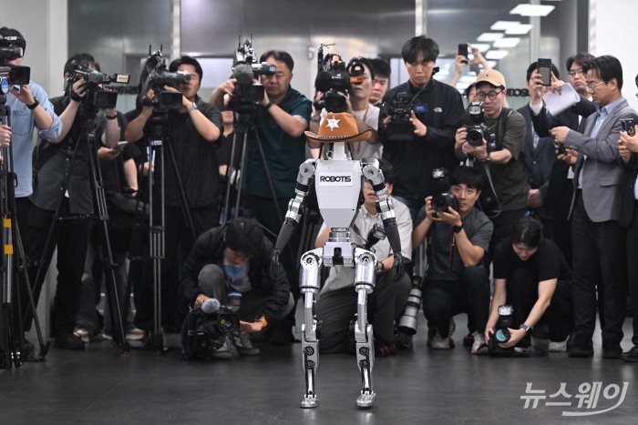 로봇, 쇼룸을 벗어나다···휴머노이드 양산 경쟁, 제조업 지도 바꾼다