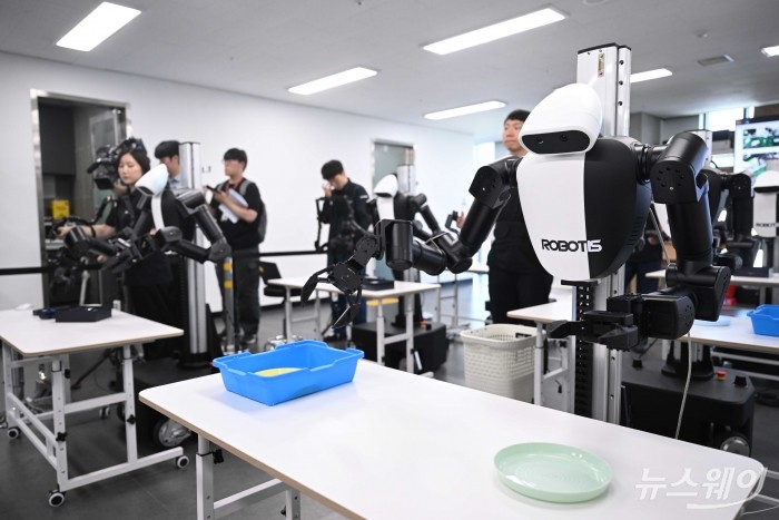 로보티즈의 상체형 휴머노이드 로봇 플랫폼 'AI 워커(AI Worker)'가 29일 오후 서울 강서구 로보티즈 본사에서 열린 제2회 AI 로봇 M.AX 얼라이언스 컨퍼런스에서 물류작업을 시연하고 있다. 사진=강민석 기자