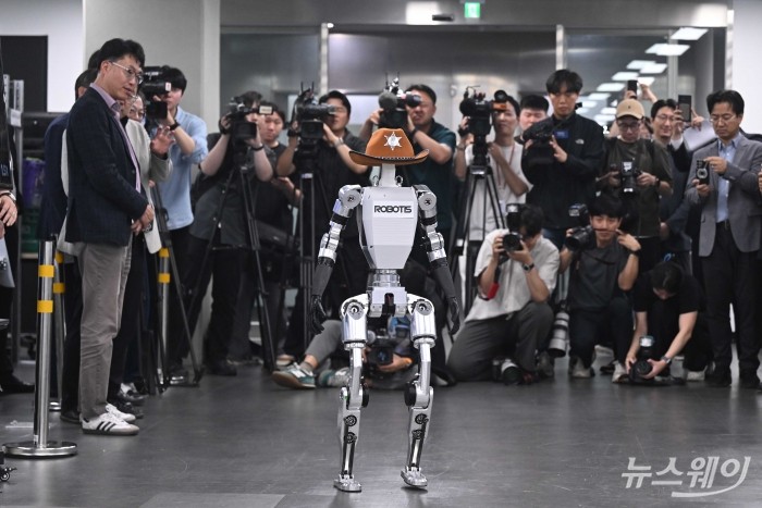로보티즈의 완성형 이족 보행 휴머노이드 'AI 사피엔스'가 29일 오후 서울 강서구 로보티즈 본사에서 열린 제2회 AI 로봇 M.AX 얼라이언스 컨퍼런스에서 보행 시연을 하고 있다. 사진=강민석 기자