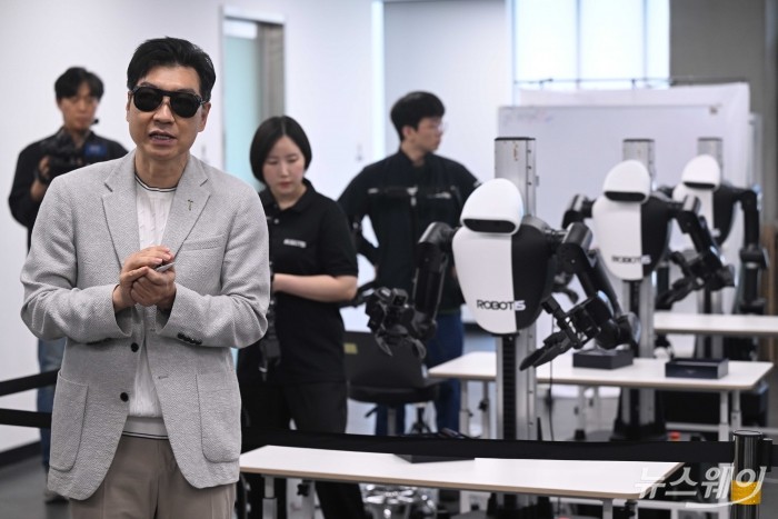 김병수 로보티즈 대표가 29일 오후 서울 강서구 로보티즈 본사에서 열린 제2회 AI 로봇 M.AX 얼라이언스 컨퍼런스에서 자사의 상체형 휴머노이드 로봇 플랫폼 'AI 워커(AI Worker)'를 소개하고 있다. 사진=강민석 기자