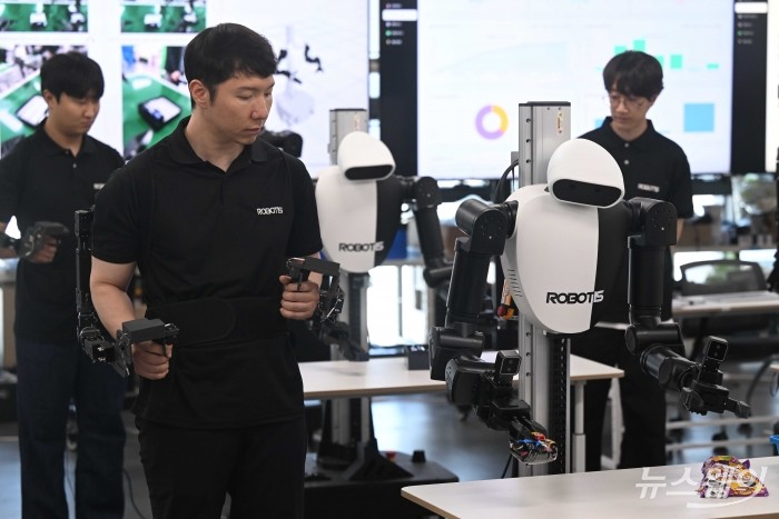 로보티즈의 상체형 휴머노이드 로봇 플랫폼 'AI 워커(AI Worker)'가 29일 오후 서울 강서구 로보티즈 본사에서 열린 제2회 AI 로봇 M.AX 얼라이언스 컨퍼런스에서 물류작업을 시연하고 있다. 사진=강민석 기자