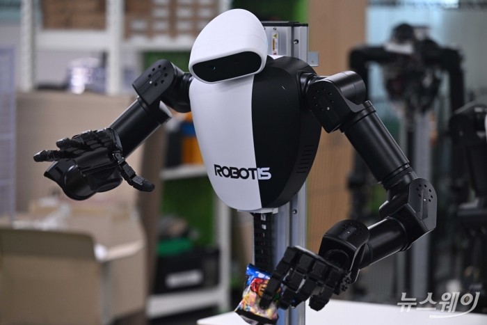 로보티즈의 상체형 휴머노이드 로봇 플랫폼 'AI 워커(AI Worker)'가 29일 오후 서울 강서구 로보티즈 본사에서 열린 제2회 AI 로봇 M.AX 얼라이언스 컨퍼런스에서 물류작업을 시연하고 있다. 사진=강민석 기자