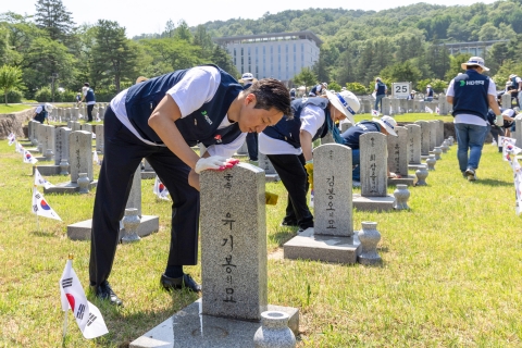 "참전용사 헌신 기억할 것"···정기선 HD현대 회장, 현충원 참배