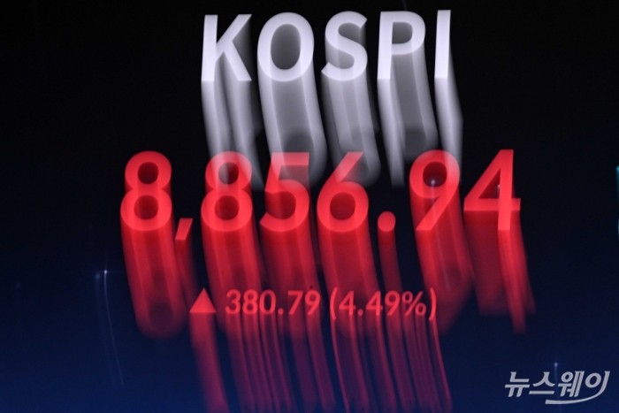 코스피 지수가 장중 사상 첫 8800선을 돌파한 1일 오전 서울 여의도 한국거래소 현황판에 전 거래일보다 380.79포인트(4.49%) 오른 8856.94P로 보이고 있다. 사진=강민석 기자