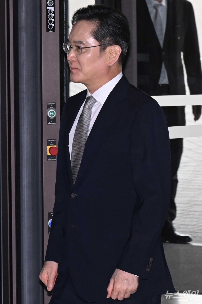 이재용 삼성전자 회장이 1일 오후 서울 중구 신라호텔에서 열린 '2026년도 제36회 삼성호암상 시상식'에 참석하기 위해 이동하고 있다. 사진=강민석 기자