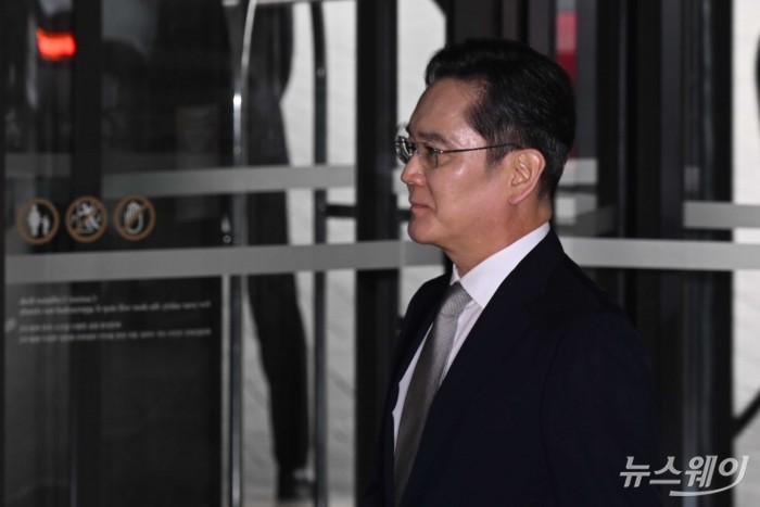 이재용 삼성전자 회장이 1일 오후 서울 중구 신라호텔에서 열린 '2026년도 제36회 삼성호암상 시상식'에 참석하기 위해 이동하고 있다. 사진=강민석 기자