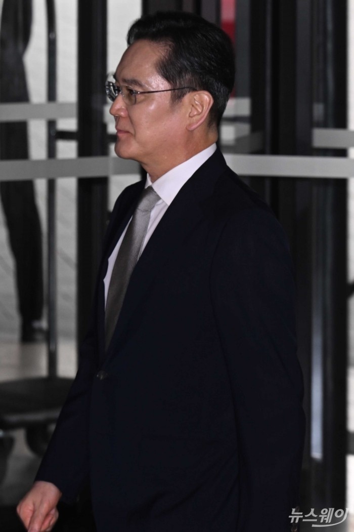 이재용 삼성전자 회장이 1일 오후 서울 중구 신라호텔에서 열린 '2026년도 제36회 삼성호암상 시상식'에 참석하기 위해 이동하고 있다. 사진=강민석 기자