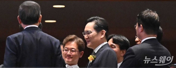 (중앙)이재용 삼성전자 회장이 1일 오후 서울 중구 신라호텔에서 열린 '2026년도 제36회 삼성호암상 시상식'에 참석하기 위해 이동하던 중 참석자들과 대화하며 미소를 짓고 있다. 사진=강민석 기자