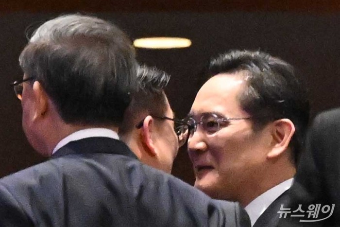 (오른쪽 첫 번째)이재용 삼성전자 회장이 1일 오후 서울 중구 신라호텔에서 열린 '2026년도 제36회 삼성호암상 시상식'에 참석하기 위해 이동하던 중 참석자들과 대화하며 미소를 짓고 있다. 사진=강민석 기자