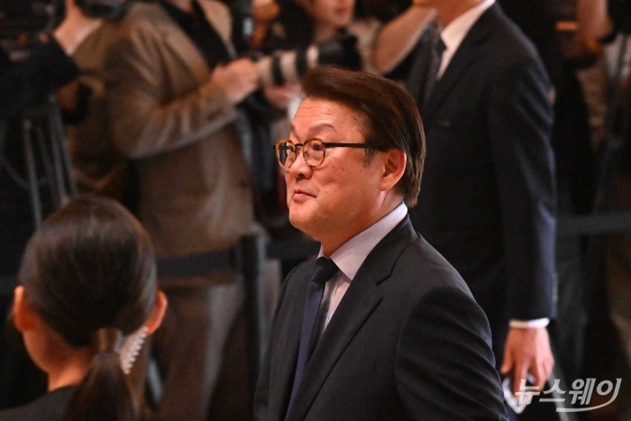 박승희 삼성전자 사장이 1일 오후 서울 중구 신라호텔에서 열린 '2026년도 제36회 삼성호암상 시상식'에 참석하기 위해 이동하고 있다. 사진=강민석 기자