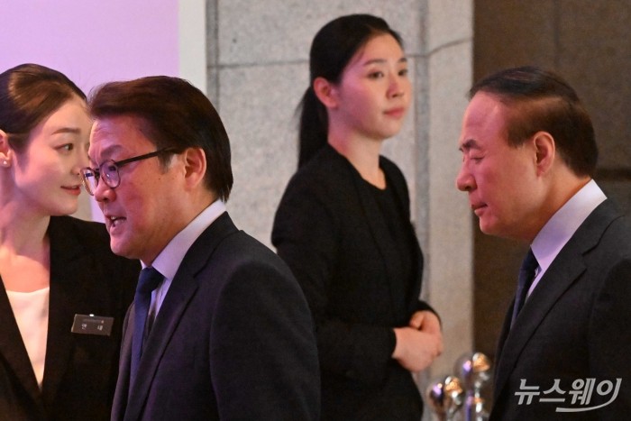 (중앙)박승희 삼성전자 사장과 전영현 삼성전자 부회장이 1일 오후 서울 중구 신라호텔에서 열린 '2026년도 제36회 삼성호암상 시상식'에 참석하기 위해 이동하고 있다. 사진=강민석 기자