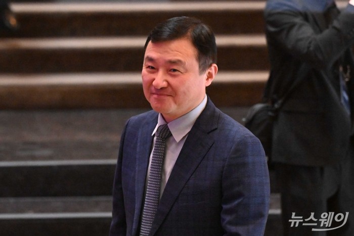 노태문 삼성전자 대표이사 겸 디바이스경험 부문장이 1일 오후 서울 중구 신라호텔에서 열린 '2026년 제36회 삼성호암상 시상식'에 참석하기 위해 이동하고 있다. 사진=강민석 기자