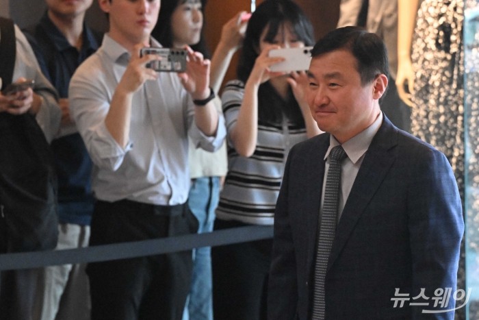 노태문 삼성전자 대표이사 겸 디바이스경험 부문장이 1일 오후 서울 중구 신라호텔에서 열린 '2026년 제36회 삼성호암상 시상식'에 참석하기 위해 이동하고 있다. 사진=강민석 기자