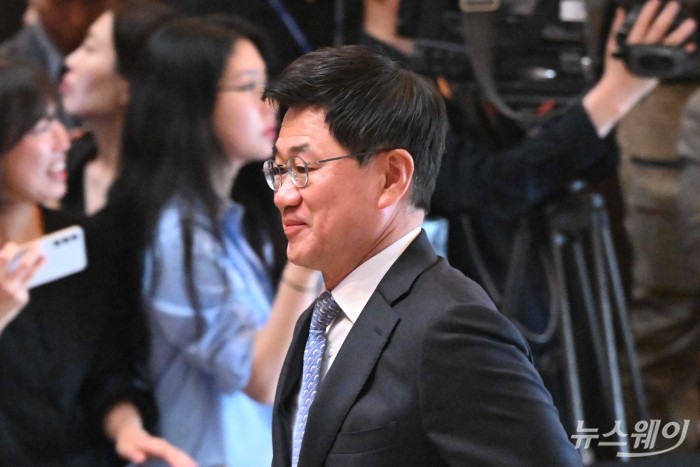 박종문 삼성증권 대표이사가 1일 오후 서울 중구 신라호텔에서 열린 '2026년도 제36회 삼성호암상 시상식'에 참석하기 위해 이동하고 있다. 사진=강민석 기자