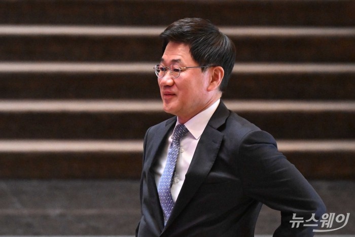 박종문 삼성증권 대표이사가 1일 오후 서울 중구 신라호텔에서 열린 '2026년도 제36회 삼성호암상 시상식'에 참석하기 위해 이동하고 있다. 사진=강민석 기자