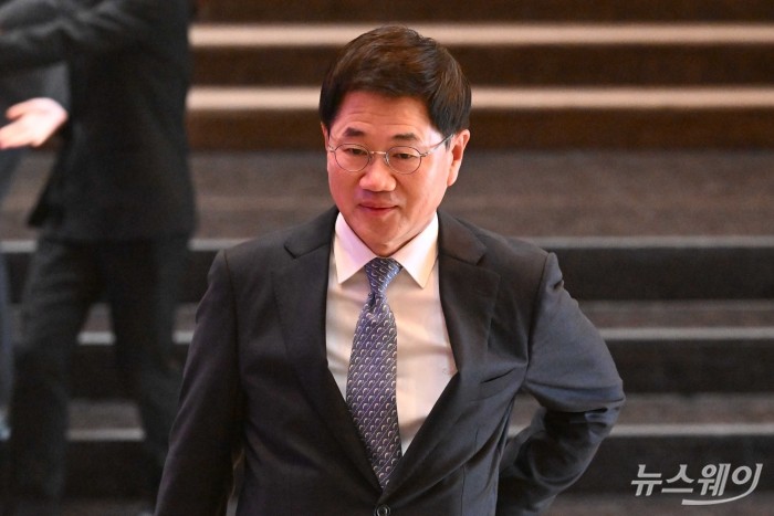 박종문 삼성증권 대표이사가 1일 오후 서울 중구 신라호텔에서 열린 '2026년도 제36회 삼성호암상 시상식'에 참석하기 위해 이동하고 있다. 사진=강민석 기자