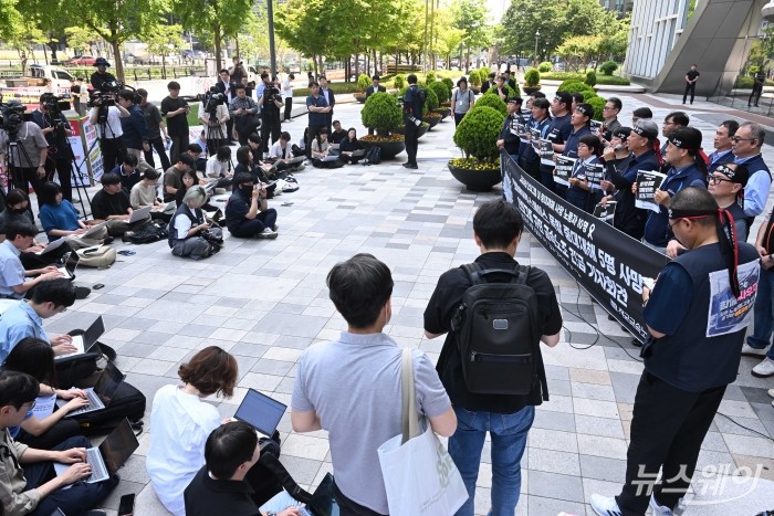 전국금속노동조합이 2일 오전 서울 중구 한화 본사 앞에서 '한화에어로스페이스 폭발 중대재해 5명 사망' 긴급 기자회견을 열고 있다. 사진=강민석 기자