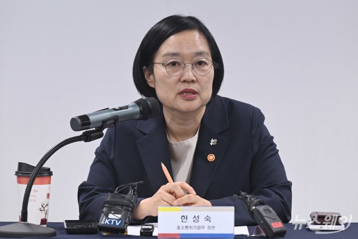 한성숙 중소벤처기업부 장관이 2일 오후 서울 영등포구 한국공인노무사회에서 열린 소상공인 노무애로 간담회에서 인사말을 하고 있다. 사진=강민석 기자