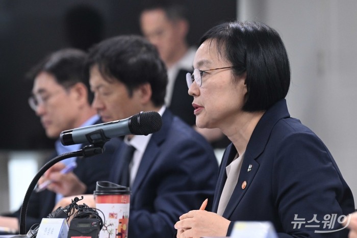 한성숙 중소벤처기업부 장관이 2일 오후 서울 영등포구 한국공인노무사회에서 열린 소상공인 노무애로 간담회에서 인사말을 하고 있다. 사진=강민석 기자