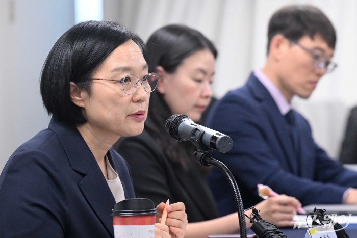 한성숙 중소벤처기업부 장관이 2일 오후 서울 영등포구 한국공인노무사회에서 열린 소상공인 노무 애로 간담회에서 인사말을 하고 있다. 사진=강민석 기자