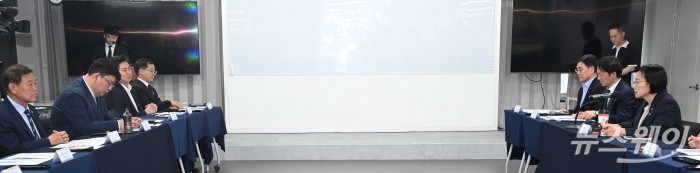 한성숙 중소벤처기업부 장관이 2일 오후 서울 영등포구 한국공인노무사회에서 열린 소상공인 노무 애로 간담회에서 인사말을 하고 있다. 사진=강민석 기자