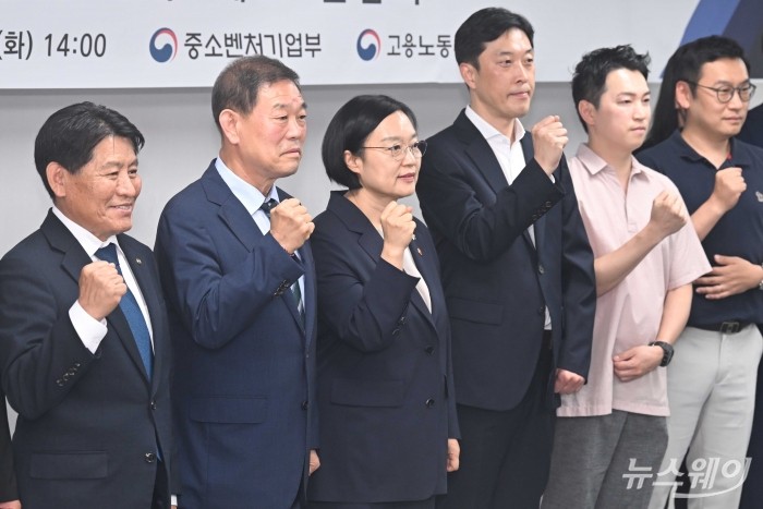 (왼쪽 세 번째)한성숙 중소벤처기업부 장관을 비롯한 참석자들이 2일 오후 서울 영등포구 한국공인노무사회에서 열린 소상공인 노무애로 간담회에서 기념촬영을 하고 있다. 사진=강민석 기자
