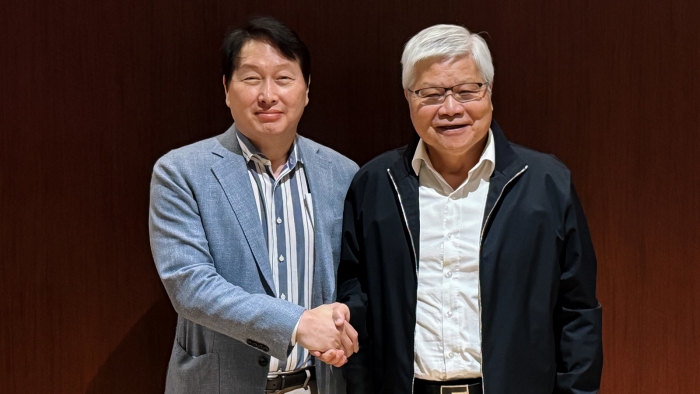 웨이저자(C.C. Wei) TSMC 회장(오른쪽)과 만난 최태원 SK그룹 회장(왼쪽). 사진=SK하이닉스 제공