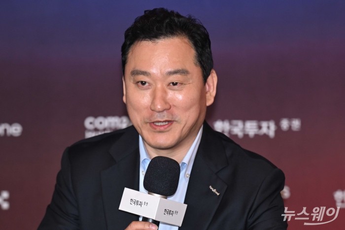 김성환 한국투자증권 대표가 4일 오전 서울 여의도 코인원 사옥에서 열린 'WE ARE COINONE' 기자회견에서 발표를 하고 있다. 사진=강민석 기자