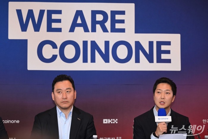 (오른쪽)차명훈 코인원 대표가 4일 오전 서울 여의도 코인원 사옥에서 열린 'WE ARE COINONE' 기자회견에서 발표를 하고 있다. 사진=강민석 기자