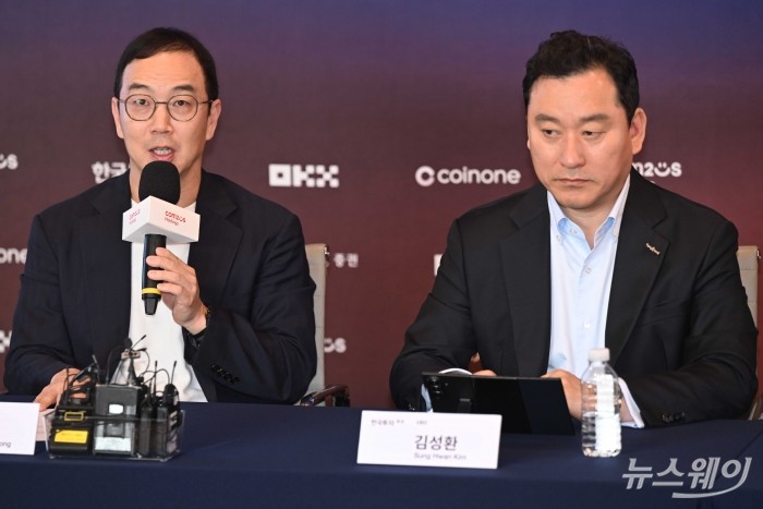 (왼쪽)송병준 컴투스홀딩스 의장이 4일 오전 서울 여의도 코인원 사옥에서 열린 'WE ARE COINONE' 기자회견에서 발표를 하고 있다. 사진=강민석 기자