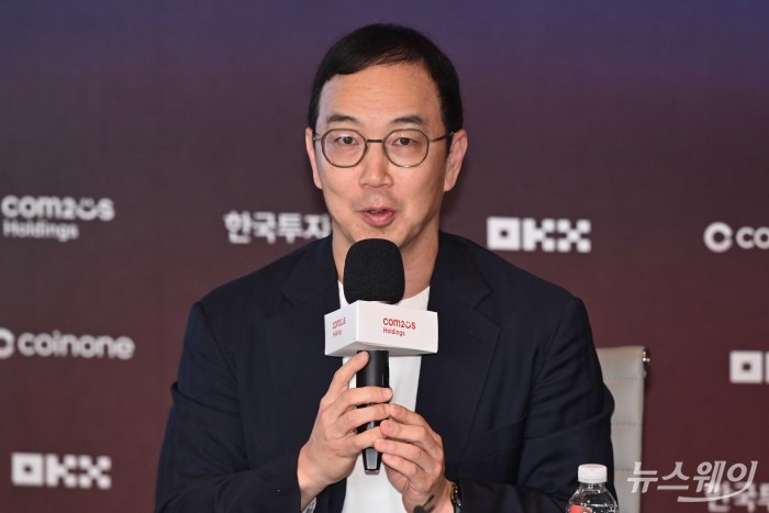 송병준 컴투스홀딩스 의장이 4일 오전 서울 여의도 코인원 사옥에서 열린 'WE ARE COINONE' 기자회견에서 발표를 하고 있다. 사진=강민석 기자