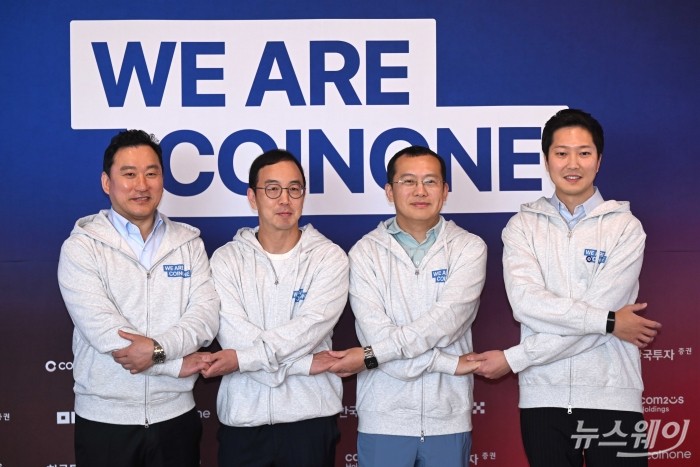 (왼쪽부터)김성환 한국투자증권 대표, 송병준 컴투스홀딩스 의장, 스타 쉬 OKX 최고경영자, 차명훈 코인원 대표가 4일 오전 서울 여의도 코인원 사옥에서 열린 'WE ARE COINONE' 기자회견에서 손을 잡고 기념촬영을 하고 있다. 사진=강민석 기자