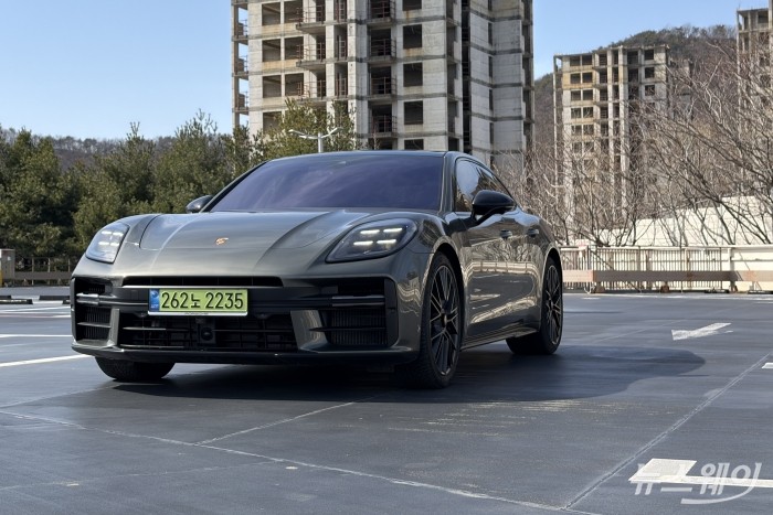 전동화 홍수에서 살아남은 V8, 포르쉐 파나메라 GTS