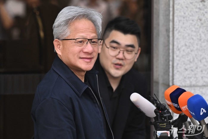 젠슨 황 엔비디아 창립자 겸 최고경영자가 5일 오후 서울 강서구 김포비즈니스센터를 통해 입국하며 취재진의 질문에 답변하고 있다. 사진=강민석 기자