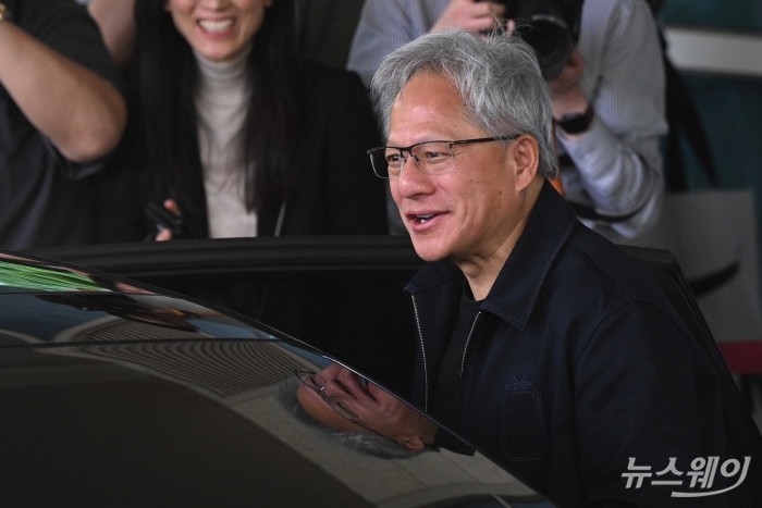 젠슨 황 엔비디아 창립자 겸 최고경영자가 5일 오후 서울 강서구 김포비즈니스센터를 통해 입국하며 차량으로 이동하고 있다. 사진=강민석 기자