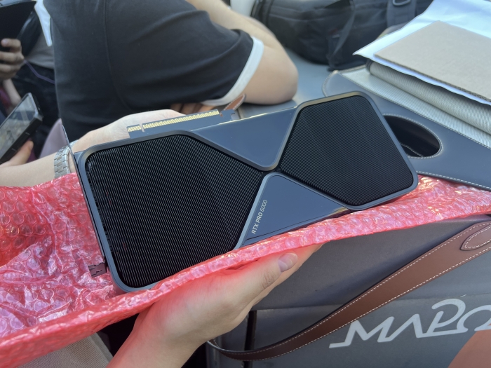 한 시민이 젠슨 황 CEO에게 사인받기 위해 엔비디아 GPU 'RTX PRO 6000' 모델을 가져왔다. 사진=이건우 기자